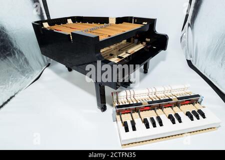 Das LEGO Piano Modell, das zur Ideas Series mit der Seriennummer 21323 gehört, wird am 1. August 2020 angezeigt. Das Modell, das sich aus über zusammensetzt Stockfoto