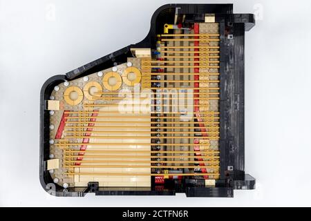 Das LEGO Piano Modell, das zur Ideas Series mit der Seriennummer 21323 gehört, wird am 1. August 2020 angezeigt. Das Modell, das sich aus über zusammensetzt Stockfoto
