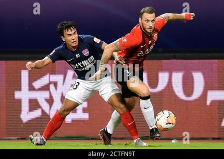 Der österreichische Fußballspieler Marko Arnautovic von Shanghai SIPG F.C., rechts, schützt den Ball beim siebten Spiel der Chinese Super League 2020 Stockfoto