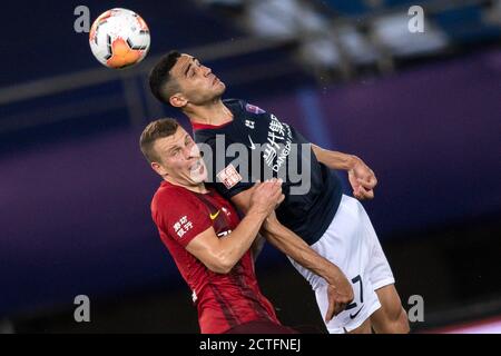 Brasilianischer Fußballspieler Alan Kardec von Chongqing SWM, rechts, und argentinischer Fußballspieler Ezequiel Lavezzi von Hebei China Fortune F.C., links, springt Stockfoto