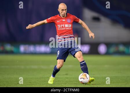 Der polnische Fußballspieler Adrian Mierzejewski von Chongqing SWM hält die Ball während der sechsten Runde des Spiels der chinesischen Super League 2020 (CSL) gegen Shi Stockfoto