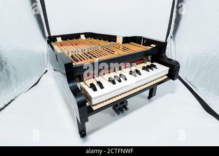 Das LEGO Piano Modell, das zur Ideas Series mit der Seriennummer 21323 gehört, wird am 1. August 2020 angezeigt. Das Modell, das sich aus über zusammensetzt Stockfoto