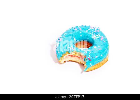 Süßer blau glasierte Donut von einer Seite gebissen. Isoliert auf weißem Hintergrund mit Kopierbereich. Stockfoto