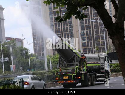 Ein Mehrzweck-Anti-Staub-LKW, der wie eine Kanone aussieht, sprüht Wasser auf der Straße gegen die sengende Sommerhitze, Nanjing City, Ost-Chin zu kämpfen Stockfoto