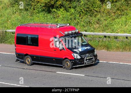 Barnes Racing Isle of man TT Mercedes Benz Sprinter van; Fahrzeugverkehr Fahrzeuge bewegen, Autos fahren Fahrzeug auf britischen Straßen, Motoren, Fahren auf der Autobahn M6-Netz. Stockfoto