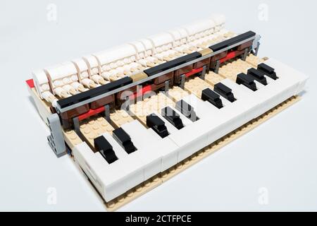 Das LEGO Piano Modell, das zur Ideas Series mit der Seriennummer 21323 gehört, wird am 1. August 2020 angezeigt. Das Modell, das sich aus über zusammensetzt Stockfoto