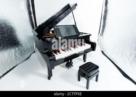Das LEGO Piano Modell, das zur Ideas Series mit der Seriennummer 21323 gehört, wird am 1. August 2020 angezeigt. Das Modell, das sich aus über zusammensetzt Stockfoto