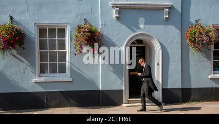 Eton, Berkshire, England, Großbritannien. September 2020. Eton College Studenten einige Masken tragen während Covid-19 Lockdown Spaziergang zwischen den Lektionen in diesem berühmten Stockfoto