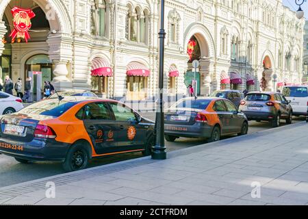 Moskau, Russland - 03. März 2019: Moskau Carsharing Autos (pro Minute Autovermietung) geparkt entlang GUM Kaufhaus im Stadtzentrum. Stockfoto
