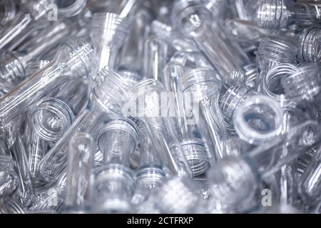 Preforms für die Herstellung von PET-Plastikflaschen. Rohstoff Linie Fabrik Fertigung Industrie Stockfoto