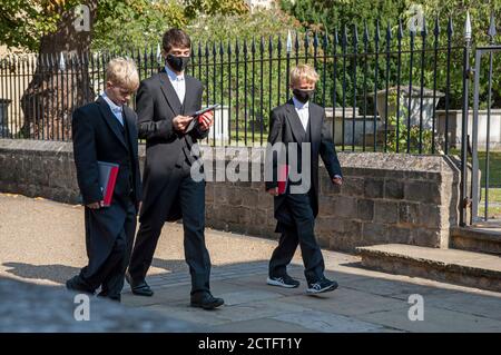 Eton, Berkshire, England, Großbritannien. September 2020. Eton College Studenten einige Masken tragen während Covid-19 Lockdown Spaziergang zwischen den Lektionen in diesem berühmten Stockfoto