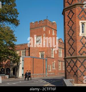 Eton, Berkshire, England, Großbritannien. 2020. Eton College Studenten einige Masken während Covid-19 Lockdown zu Fuß zwischen den Lektionen an diesem berühmten College. Stockfoto