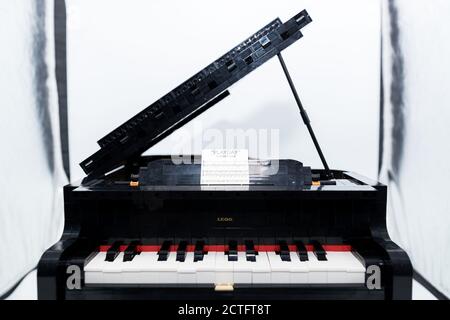 Das LEGO Piano Modell, das zur Ideas Series mit der Seriennummer 21323 gehört, wird am 1. August 2020 angezeigt. Das Modell, das sich aus über zusammensetzt Stockfoto