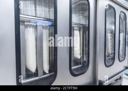 Hüttenkäse zum Verpacken in Säcken auf automatischer technologischer Linie Milchpflanzenmilch Stockfoto