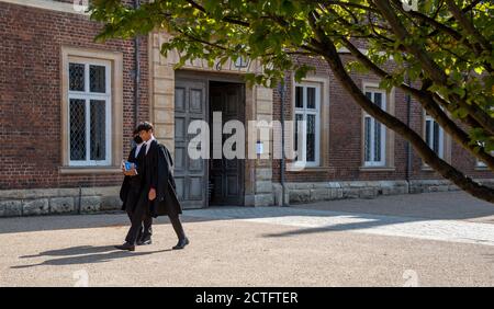 Eton, Berkshire, England, Großbritannien. September 2020. Eton College Studenten einige Masken tragen während Covid-19 Lockdown Spaziergang zwischen den Lektionen in diesem berühmten Stockfoto