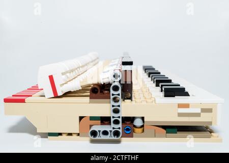 Das LEGO Piano Modell, das zur Ideas Series mit der Seriennummer 21323 gehört, wird am 1. August 2020 angezeigt. Das Modell, das sich aus über zusammensetzt Stockfoto