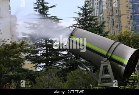 Ein Mehrzweck-Anti-Staub-LKW, der wie eine Kanone aussieht, sprüht Wasser auf der Straße gegen die sengende Sommerhitze, Nanjing City, Ost-Chin zu kämpfen Stockfoto