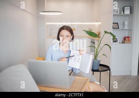 Online-Englisch-Training während Pandemie. Lehrerin unterrichtet Kinder und Schüler Video-Call-Chat, erklärt Regeln der Grammatik Sprache Stockfoto