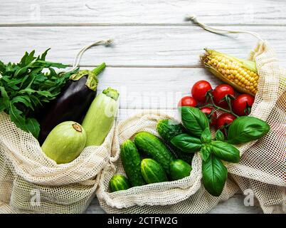 Frisches Gemüse in Öko-Baumwolltüten auf dem Tisch in der Küche. Frisches Gemüse vom Markt. Zero Waste Shopping-Konzept. Stockfoto