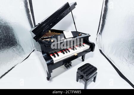 Das LEGO Piano Modell, das zur Ideas Series mit der Seriennummer 21323 gehört, wird am 1. August 2020 angezeigt. Das Modell, das sich aus über zusammensetzt Stockfoto