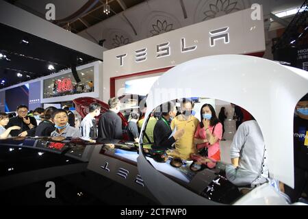 Besucher strömen zum Stand von Tesla, einem amerikanischen Unternehmen für Elektrofahrzeuge und saubere Energie, das sich auf die Herstellung von Elektrofahrzeugen und Batterien spezialisiert hat Stockfoto