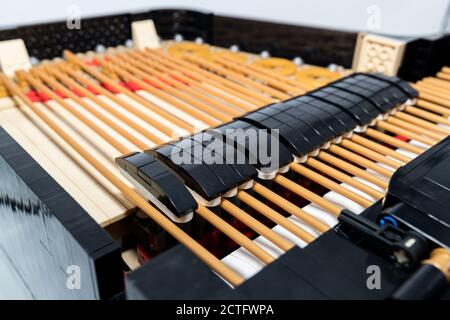 Das LEGO Piano Modell, das zur Ideas Series mit der Seriennummer 21323 gehört, wird am 1. August 2020 angezeigt. Das Modell, das sich aus über zusammensetzt Stockfoto