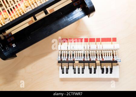 Das LEGO Piano Modell, das zur Ideas Series mit der Seriennummer 21323 gehört, wird am 1. August 2020 angezeigt. Das Modell, das sich aus über zusammensetzt Stockfoto