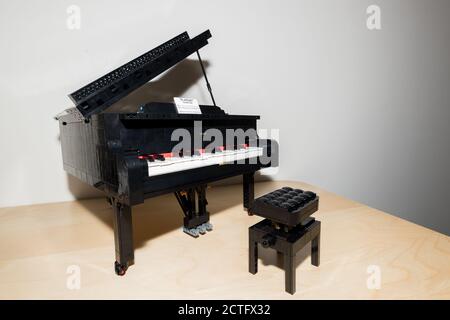 Das LEGO Piano Modell, das zur Ideas Series mit der Seriennummer 21323 gehört, wird am 1. August 2020 angezeigt. Das Modell, das sich aus über zusammensetzt Stockfoto