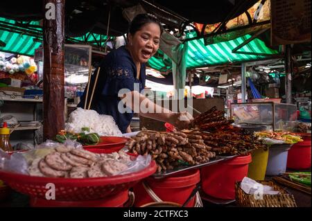 Frau bereitet eine Mahlzeit in ihrem Bun bo hue-Shop in Dong Ba Market, Hue, Vietnam zu Stockfoto