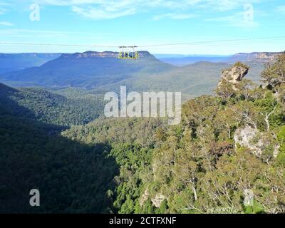 GILDE ZWISCHEN KLIPPE MIT PANORAMABLICK AUF WELTERBE-LANDSCHAFTEN AUF DEM MALERISCHEN SKYWAY IN KATOOMBA Stockfoto