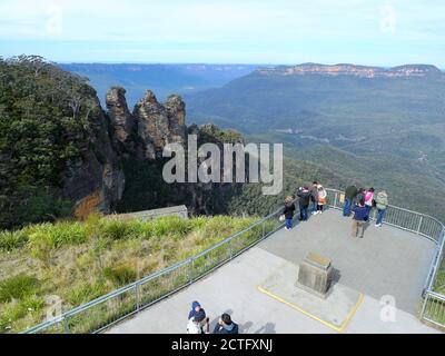 GILDE ZWISCHEN KLIPPE MIT PANORAMABLICK AUF WELTERBE-LANDSCHAFTEN AUF DEM MALERISCHEN SKYWAY IN KATOOMBA Stockfoto