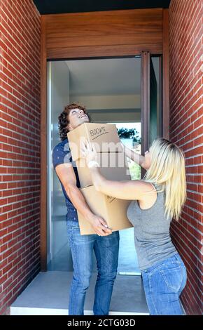 Paar Einzug in ihr neues Zuhause Stockfoto