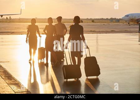 Helle Abendsonne im Flughafen und Crew-Mitglieder zu Fuß Stockfoto