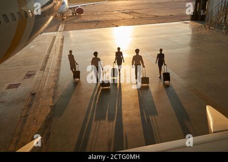 Team von professionellen Piloten und Stewardessen bereit für die Arbeit Stockfoto