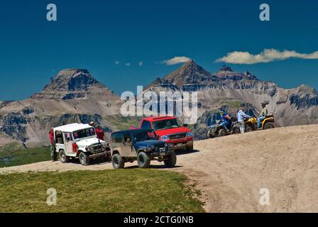 Fahrzeuge bei Sicht auf alpinen Schleife in der Nähe von Engineer Pass, San Juan Mountains, Colorado, USA, geparkt Stockfoto