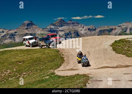 Autos und atv's am Aussichtspunkt auf Alpine Loop nahe Engineer Pass, San Juan Mountains, Colorado, USA Stockfoto