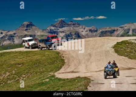 Autos und atv's am Aussichtspunkt auf Alpine Loop nahe Engineer Pass, San Juan Mountains, Colorado, USA Stockfoto