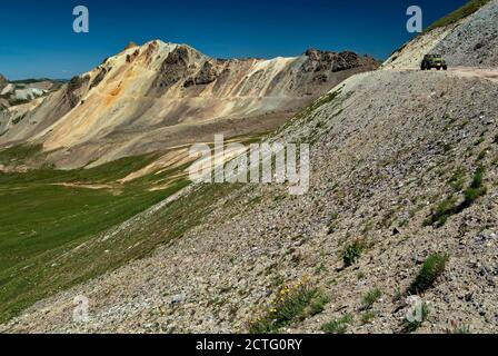 Alpine Loop überquert Geröllvorkommen in der Nähe von Engineer Pass, San Juan Mountains, Colorado, USA Stockfoto