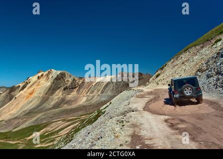 Jeep überquert Wasserbecken auf Alpine Loop Straße in der Nähe von Engineer Pass, San Juan Mountains, Colorado, USA Stockfoto