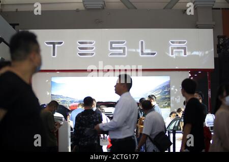 Besucher strömen zum Stand von Tesla, einem amerikanischen Unternehmen für Elektrofahrzeuge und saubere Energie, das sich auf die Herstellung von Elektrofahrzeugen und Batterien spezialisiert hat Stockfoto