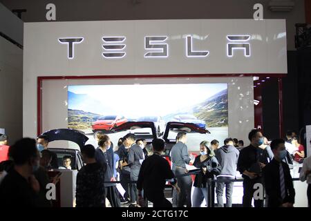 Besucher strömen zum Stand von Tesla, einem amerikanischen Unternehmen für Elektrofahrzeuge und saubere Energie, das sich auf die Herstellung von Elektrofahrzeugen und Batterien spezialisiert hat Stockfoto