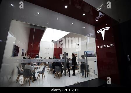 Besucher strömen zum Stand von Tesla, einem amerikanischen Unternehmen für Elektrofahrzeuge und saubere Energie, das sich auf die Herstellung von Elektrofahrzeugen und Batterien spezialisiert hat Stockfoto