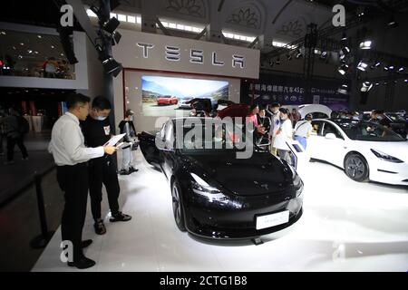 Besucher strömen zum Stand von Tesla, einem amerikanischen Unternehmen für Elektrofahrzeuge und saubere Energie, das sich auf die Herstellung von Elektrofahrzeugen und Batterien spezialisiert hat Stockfoto