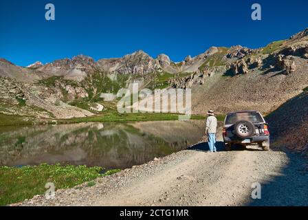 Tourist, 4WD Fahrzeug auf dem Weg zum Clear Lake, San Juan Mountains, in der Nähe von Silverton, Colorado, USA Stockfoto