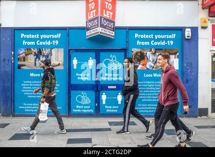 Plakate der Stadtverwaltung von Slough wurden im Stadtzentrum ausgestellt. Hände, Gesicht, Raum. Drei Personen Stockfoto