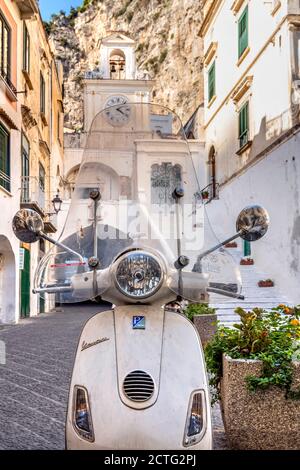 Vespa Roller geparkt in Atrani, Amalfiküste, Kampanien, Italien Stockfoto