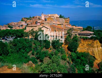 Blick auf das Hügeldorf Roussillon im Luberon Provence Frankreich berühmt für die Ocher Steinbrüche Stockfoto