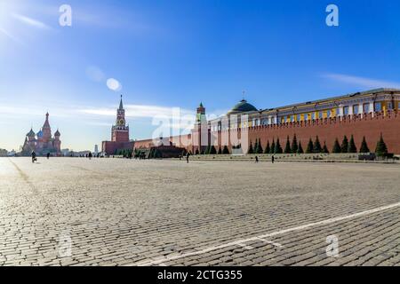 Moskau, Russland - 03. März 2019: Touristen zu Fuß auf dem Roten Platz in der Nähe VON GUM, St. Basiliken Kathedrale und Dom des Senats Stockfoto