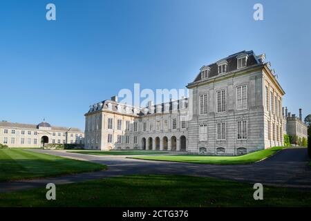 Collonade Eingang zum Haus von Duke of Buccleuch's Boughton House, Kettering, Northamptonshire, England. Stockfoto