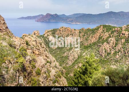 Die Calanques de Piana und das Meer auf Korsika, Frankreich Stockfoto